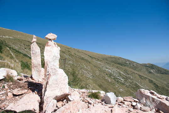 Sentiero in montagna con rocce