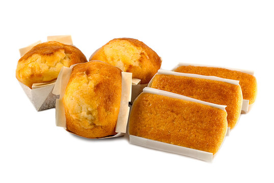 magdalenas y sobaos aislado sobre fondo blanco