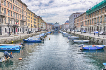 Obraz na płótnie Canvas Trieste - Most rosso