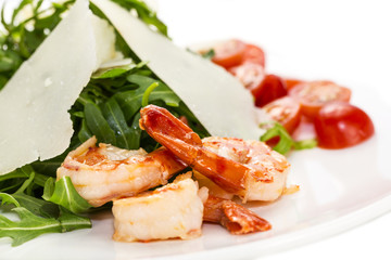 Салат из креветок, авокадо и рукколы