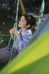 Enfant jouant &agrave; la balancoire