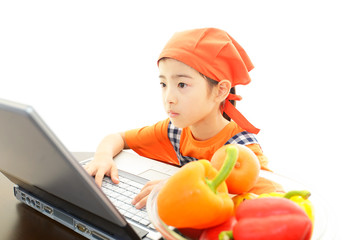 料理のレシピを調べる女の子