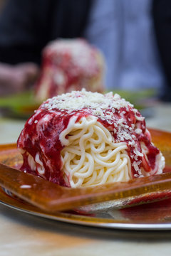 Spaghetti Eis auf orangem Teller
