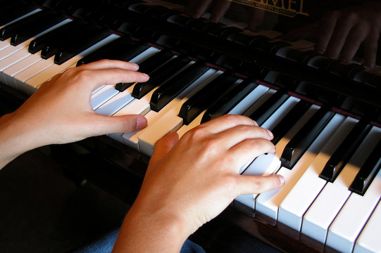 manos tocando el piano pianista 8786f