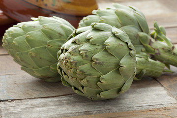 Obraz premium Fresh green artichokes