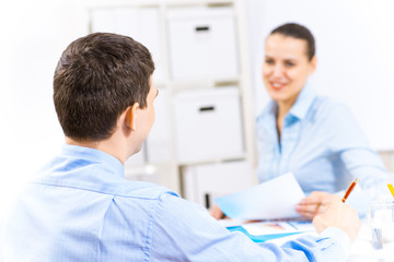 Obraz premium Businessman talking with a colleague