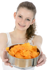 Teenager mit Schüssel voller Chips