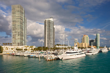 Obraz na płótnie Canvas City of Miami Beach na Florydzie, przystani i nowoczesnych budynków