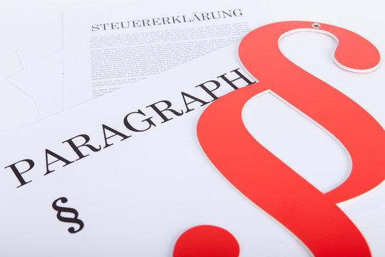 Paragraphen Symbol auf Gesch&auml;ftspapiere