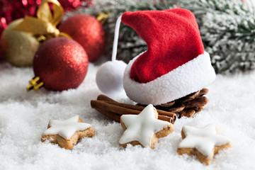 Gewürze und Weihnachtsmütze