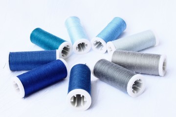 Blaue Garnrollen