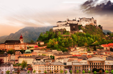 Obraz premium Miasto Salzburg na zachód słońca z widokiem na zamek, Austria