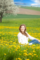 Fototapeta premium Glückliche Frau im blumefeld