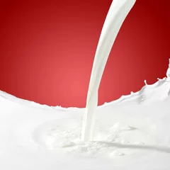 Foto op Plexiglas Milkshake Melk splash gieten