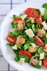 Salat mit gebratenen Champignons, Tomaten und Parmesan