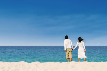 Fototapeta na wymiar Couple enjoying honeymoon at the beach