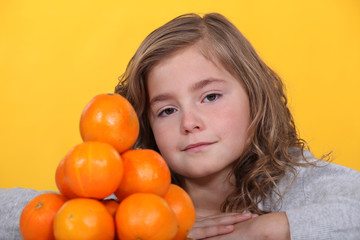 Fototapeta na wymiar little stood with pile of oranges
