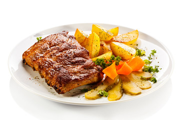 Tasty grilled ribs with vegetables