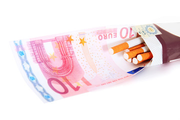 10 Euro Geldschein in Packung Zigaretten