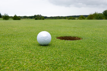 Golfball an Loch