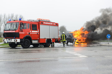Feuerwehr - Brennender PKW