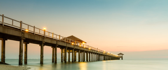 Fototapeta premium Drewniany pomost na plaży i tropikalne morze.