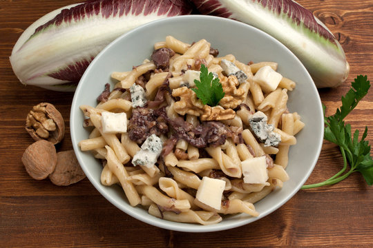 Pasta al sugo di radicchio rosso, gorgonzola e noci
