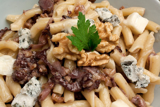 Pasta al sugo di radicchio rosso, gorgonzola e noci