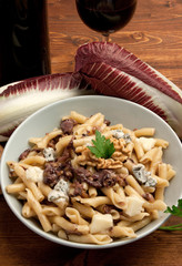 Pasta al sugo di radicchio rosso, gorgonzola e noci