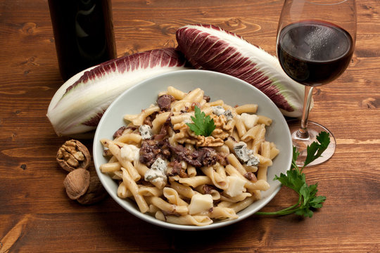 Pasta al sugo di radicchio rosso, gorgonzola e noci