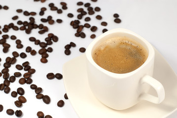 taza de cafe con granos cafetos naturales