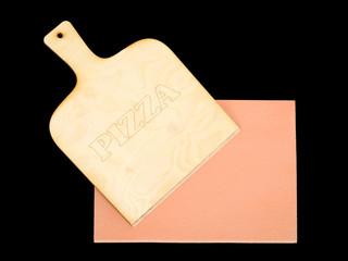 Pizzastein mit Pizzaschaufel, Hintergrund schwarz