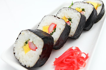 小皿にのせた太巻き