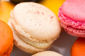 Macarons multicolores.