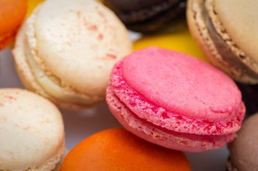 Macarons multicolores.
