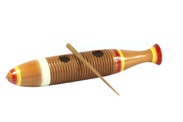 le güiro, instrument de percussion sur fond blanc