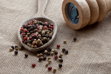Granos de pimienta y molinillo
