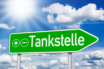 Wegweiser mit Tankstelle Elektro