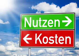Wegweiser mit Nutzen und Kosten