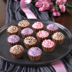 teller mit pralinen in cupcake-form