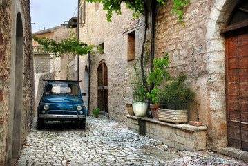 Włoski stary samochód, Spello, Włochy - obrazy, fototapety, plakaty