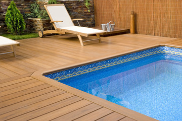 BLUE SWIMMING POOL WITH WOOD FLOORING-PISCINA MADERA COLOR