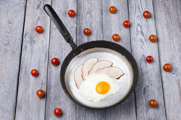 Fried egg and ham breakfast