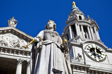 Obraz premium Queen Anne Statue infront of St. Paul's Cathedral