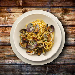 spaghetti alle vongole su fondo di legno