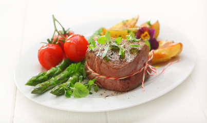 Fillet steak with asparagus and tomato