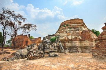 Fototapeta na wymiar ruins of the ancient pagoda in Ayutthaya