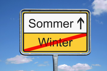 Obraz premium Ortsschild mit Winter _ Sommer