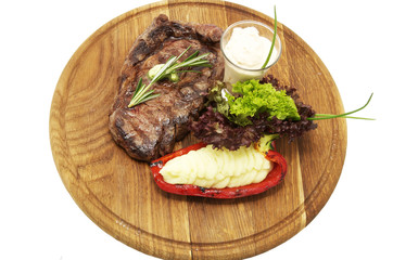 Стейк и картофельное пюре в сладком перце- гриль