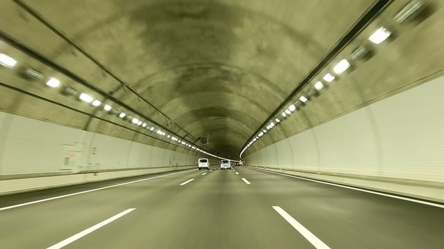 トンネル内を走行中の風景